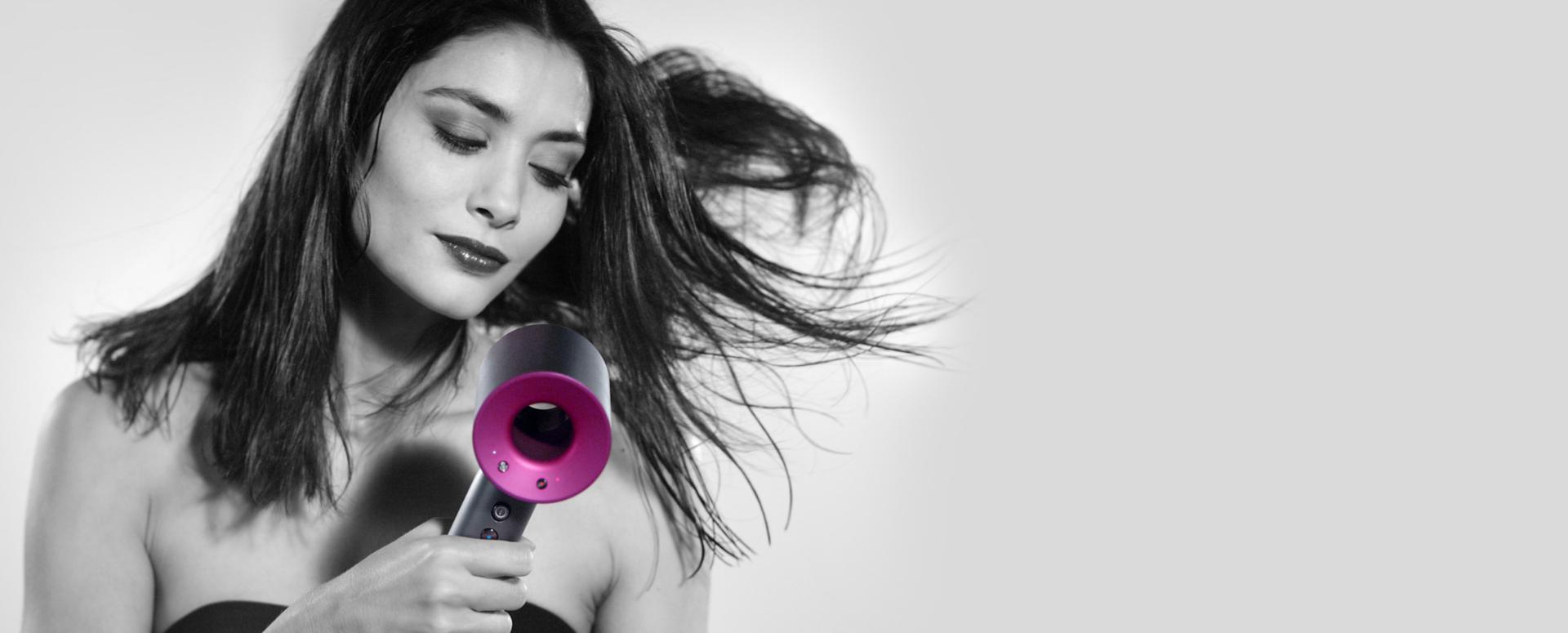 דוגמנית עם מייבש שיער ™Dyson Supersonic