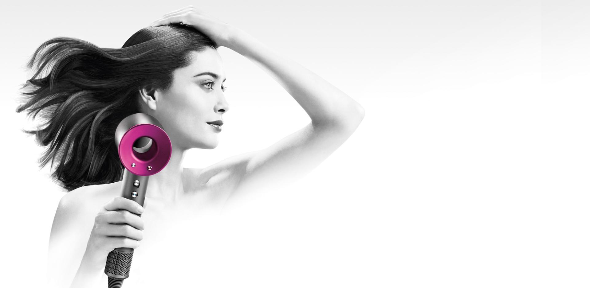 דוגמנית עם מייבש שיער ™Dyson Supersonic