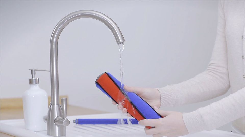 Silindir fırçanın yıkanmasını gösteren video