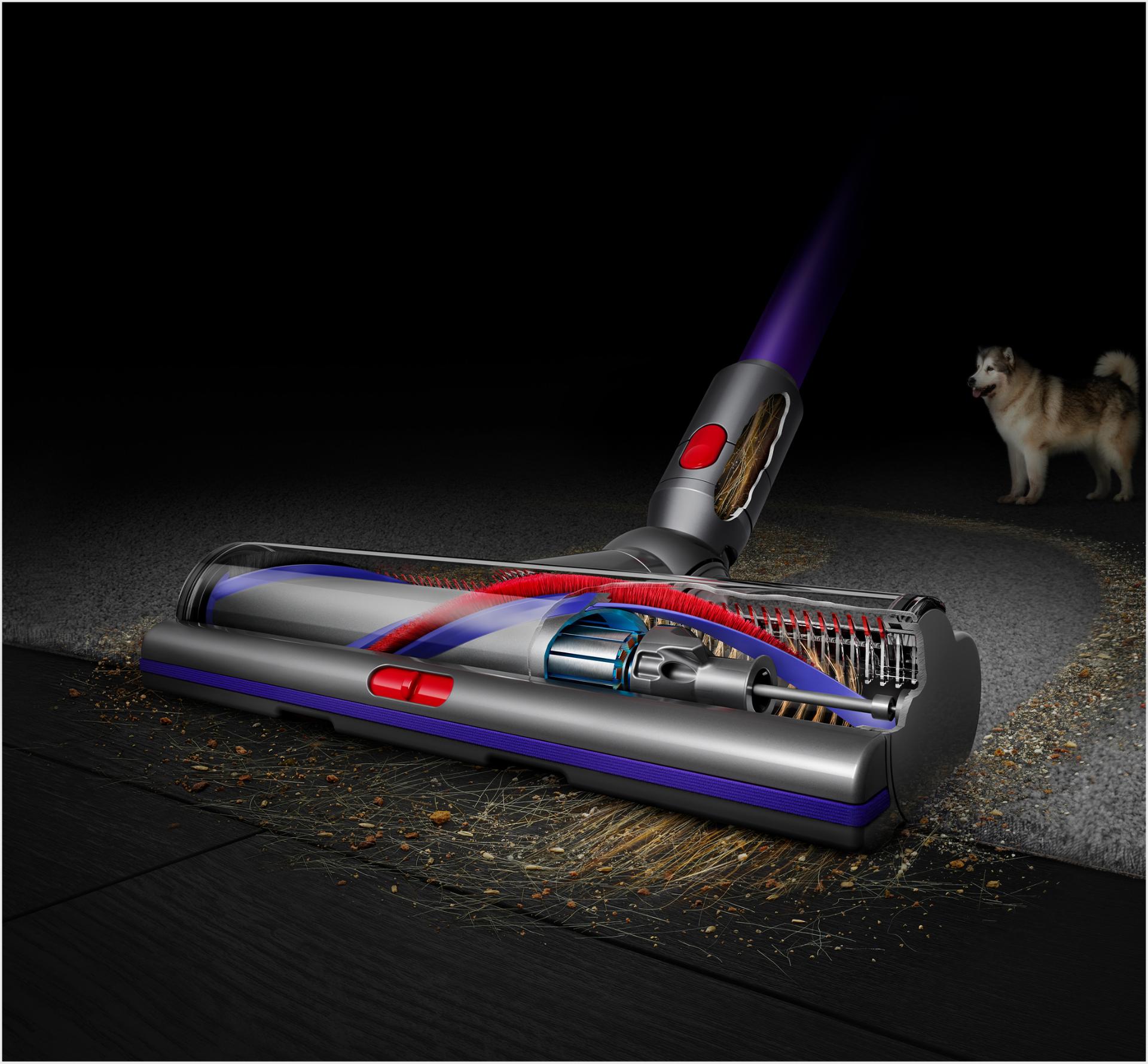 Elektroszczotka Digital Motorbar przechodząca z twardej podłogi na dywan.