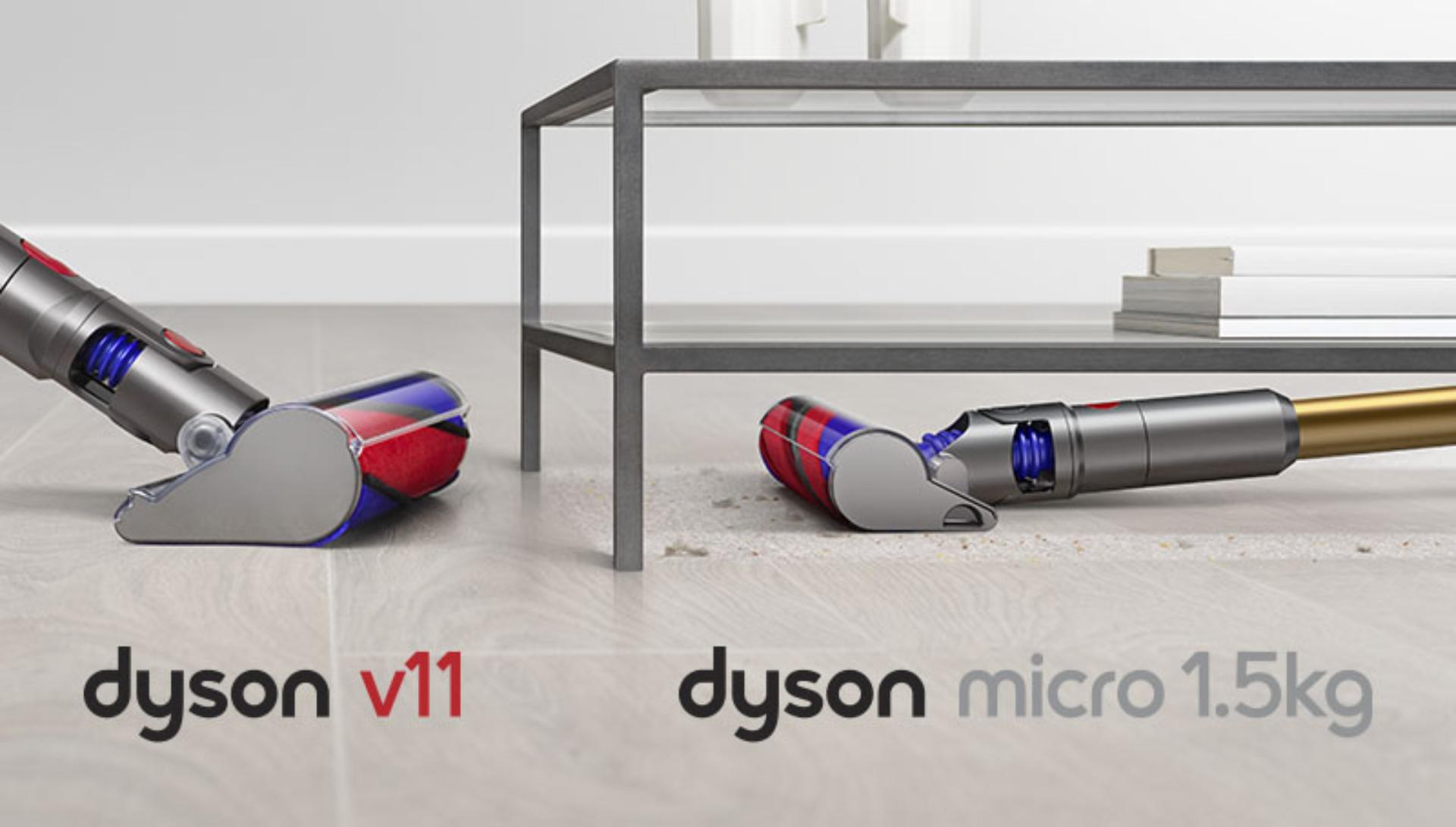 Curățarea sub masă cu ajutorul capătului de curățare Dyson Micro 1,5 kg, în comparație cu cea efectuată cu capul de curățare Dyson V11.