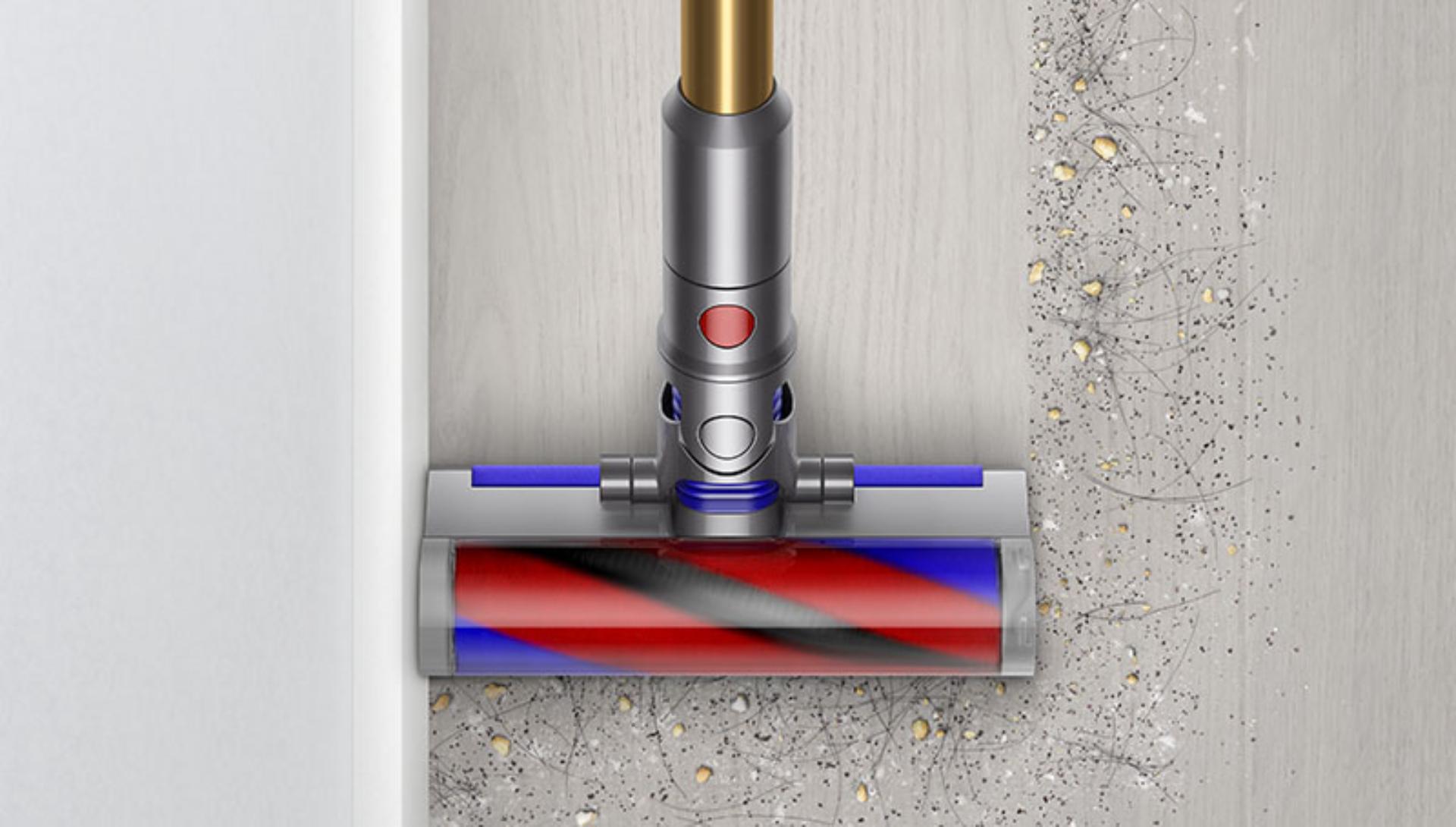 Curățenie de-a lungul unui perete cu capătul de curățare Dyson Micro 1,5 kg.