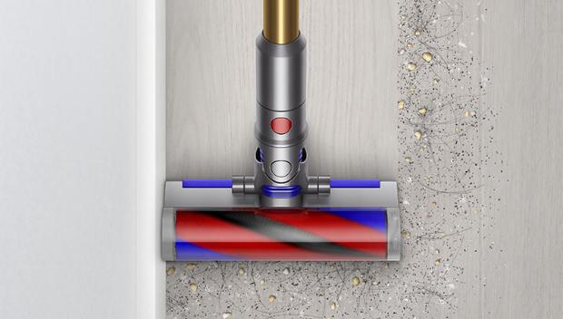Curățenie de-a lungul unui perete cu capătul de curățare Dyson Micro 1,5 kg.