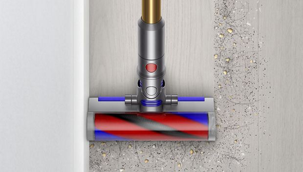 Curățenie de-a lungul unui perete cu capătul de curățare Dyson Micro 1,5 kg.