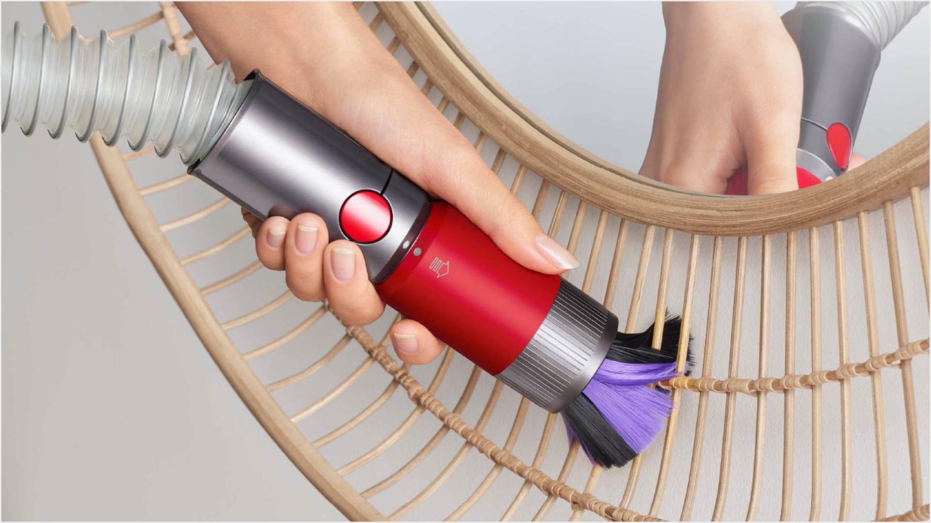 Scratch-free dusting brush in use