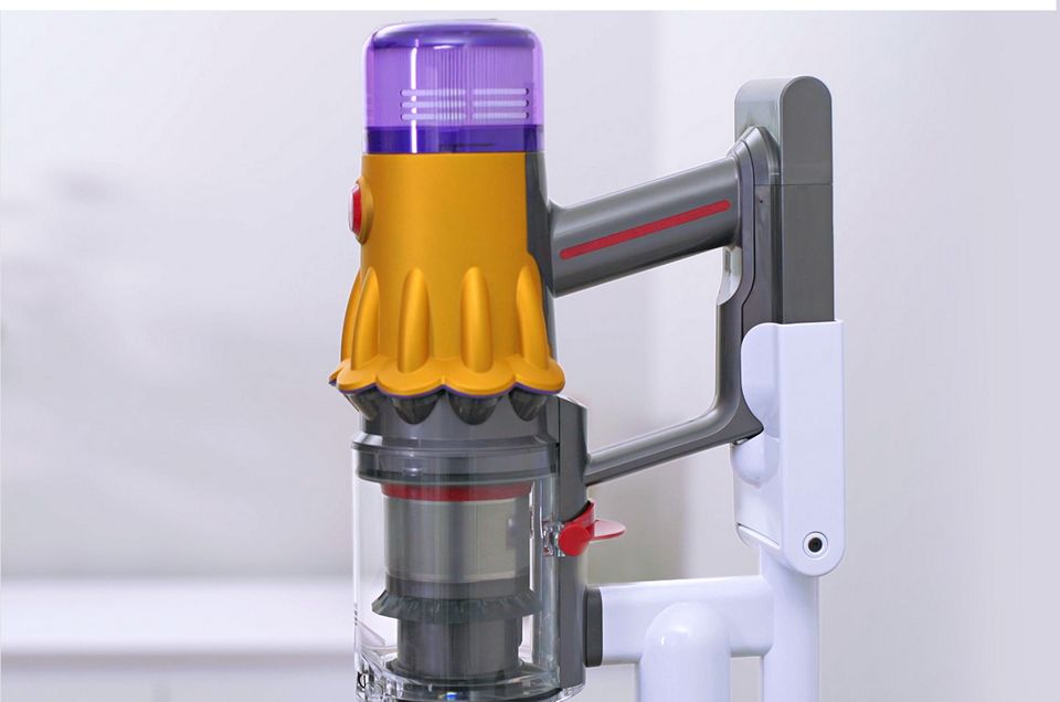 Image showing the Dyson V12 Origin mounted on the floor dok