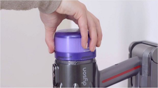 Wyjmowanie filtra z odkurzacza V12