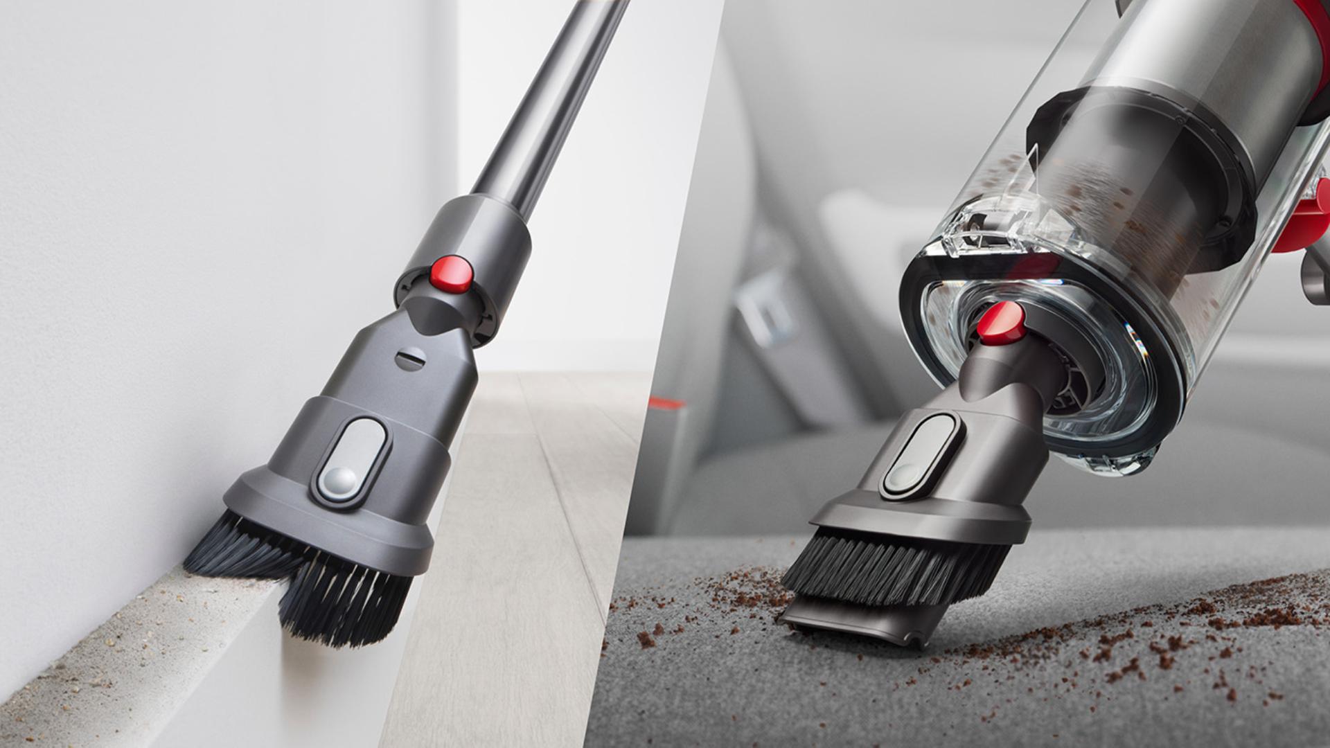 Szeroka nasadka i szczotka w trakcie sprzątania zanieczyszczeń przy listwach przypodłogowych oraz na kanapie.