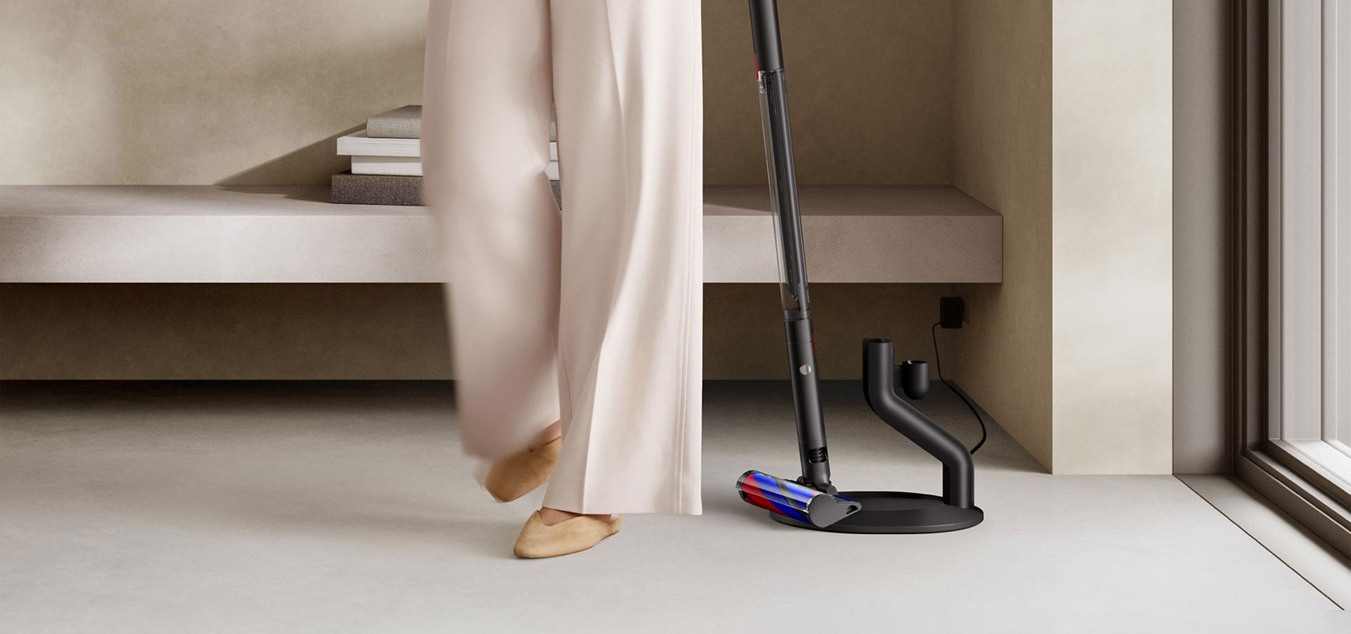 다이슨 PencilVac™ 펜슬백 청소기를 충전 거치대에 놓는 모습