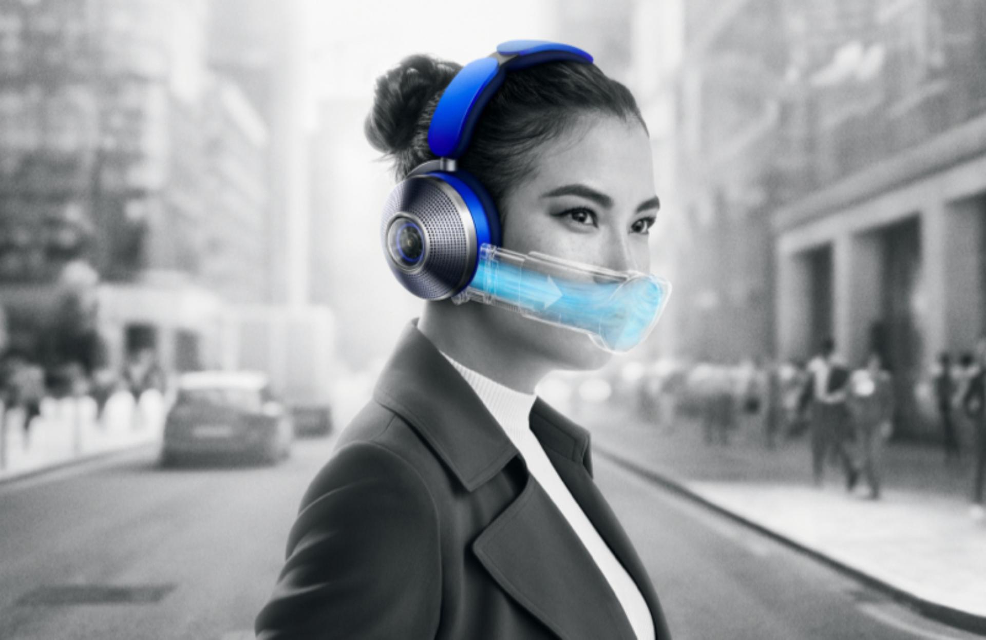 Kalabalık bir caddede hava temizleme özellikli Dyson Zone kulaklık kullanan bir kadın.