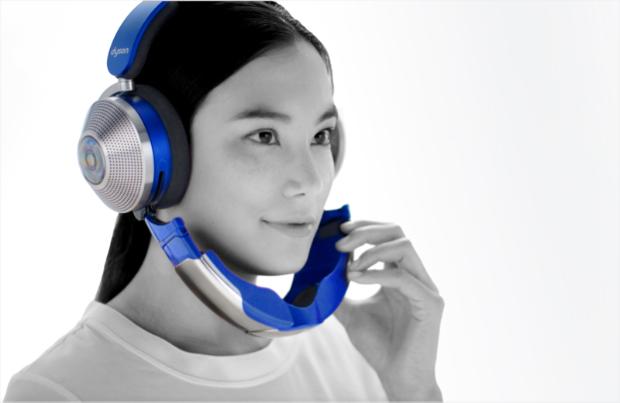 Woman flips the visor down to initiate Conversation mode.