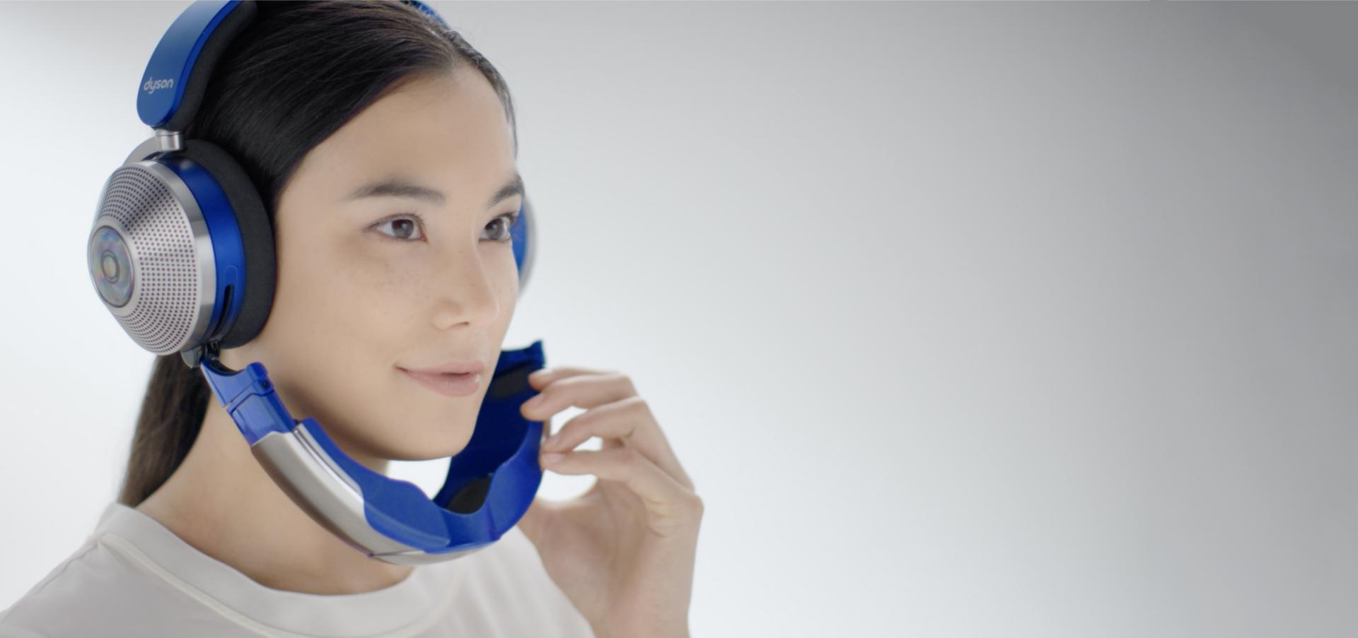 Woman flips the visor down to initiate Conversation mode.