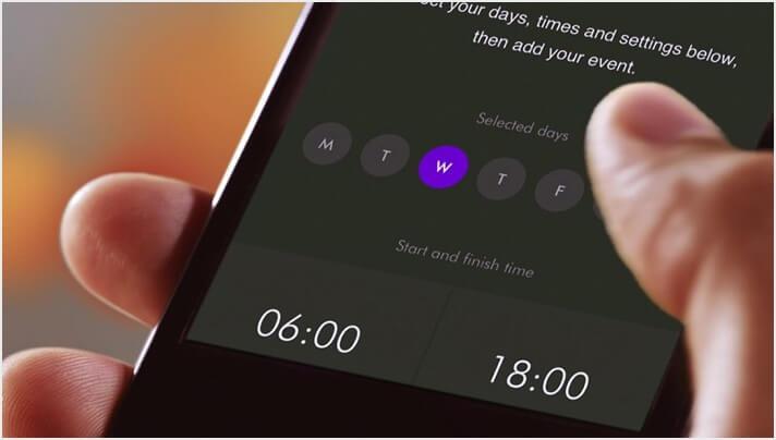 Person scheduling their machine using the Dyson Link app