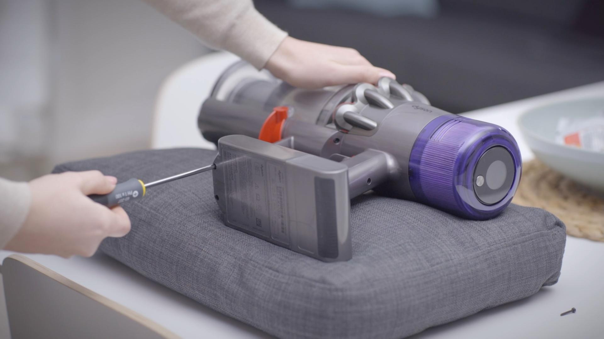 How to change your Dyson V11™ screw-in battery