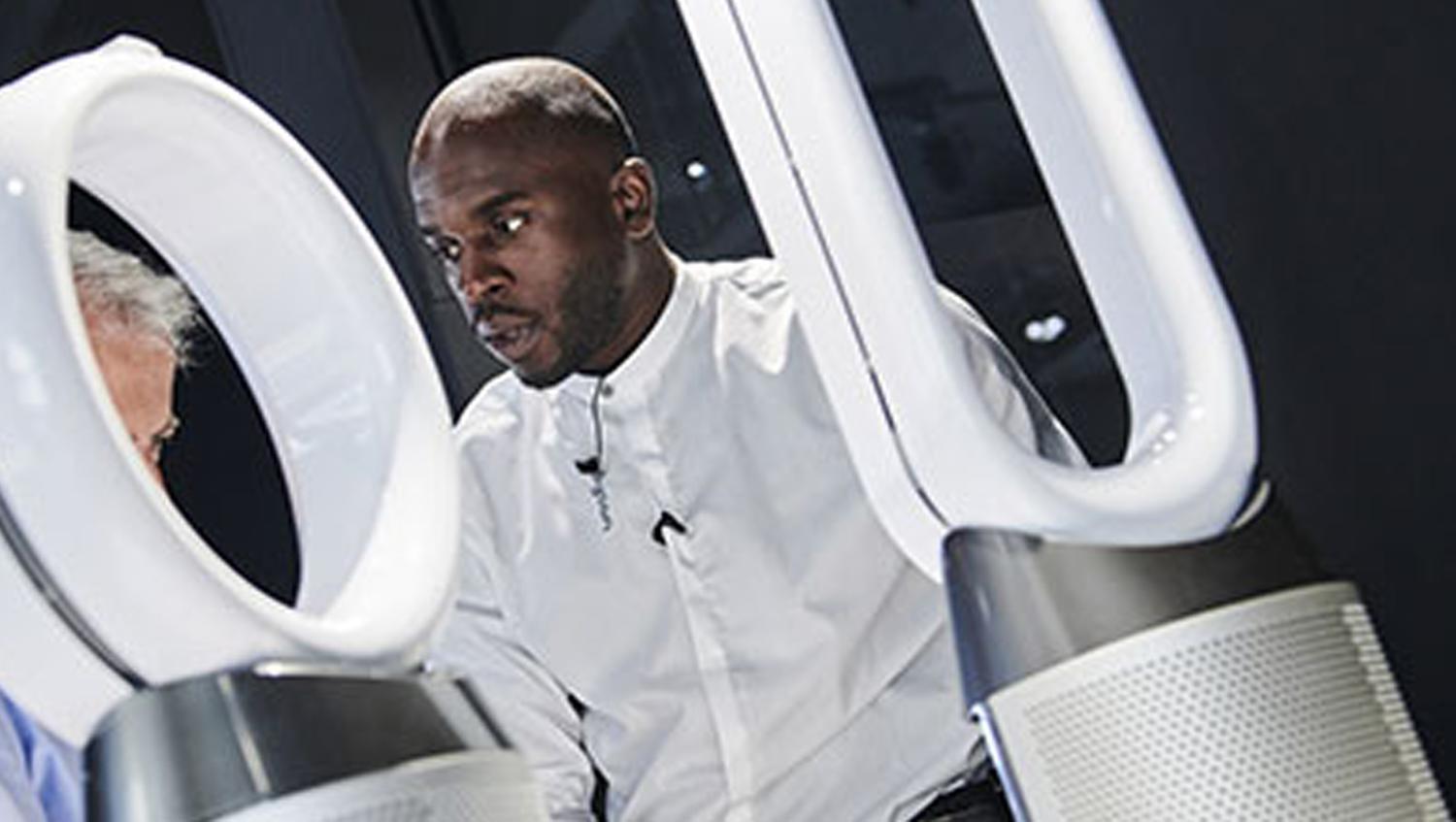 Dyson Expert démontrant la technologie des purificateurs Dyson.