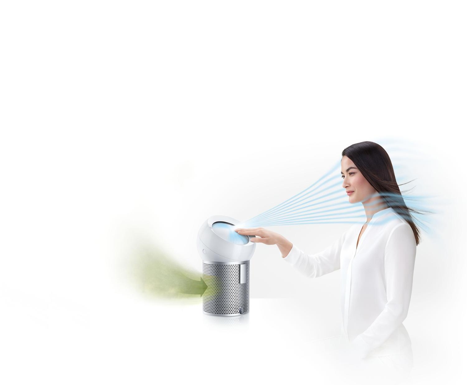 Une femme utilise le ventilateur purificateur personnel Dyson Pure Cool Me pour projeter un flux d’air purifié et rafraîchissant