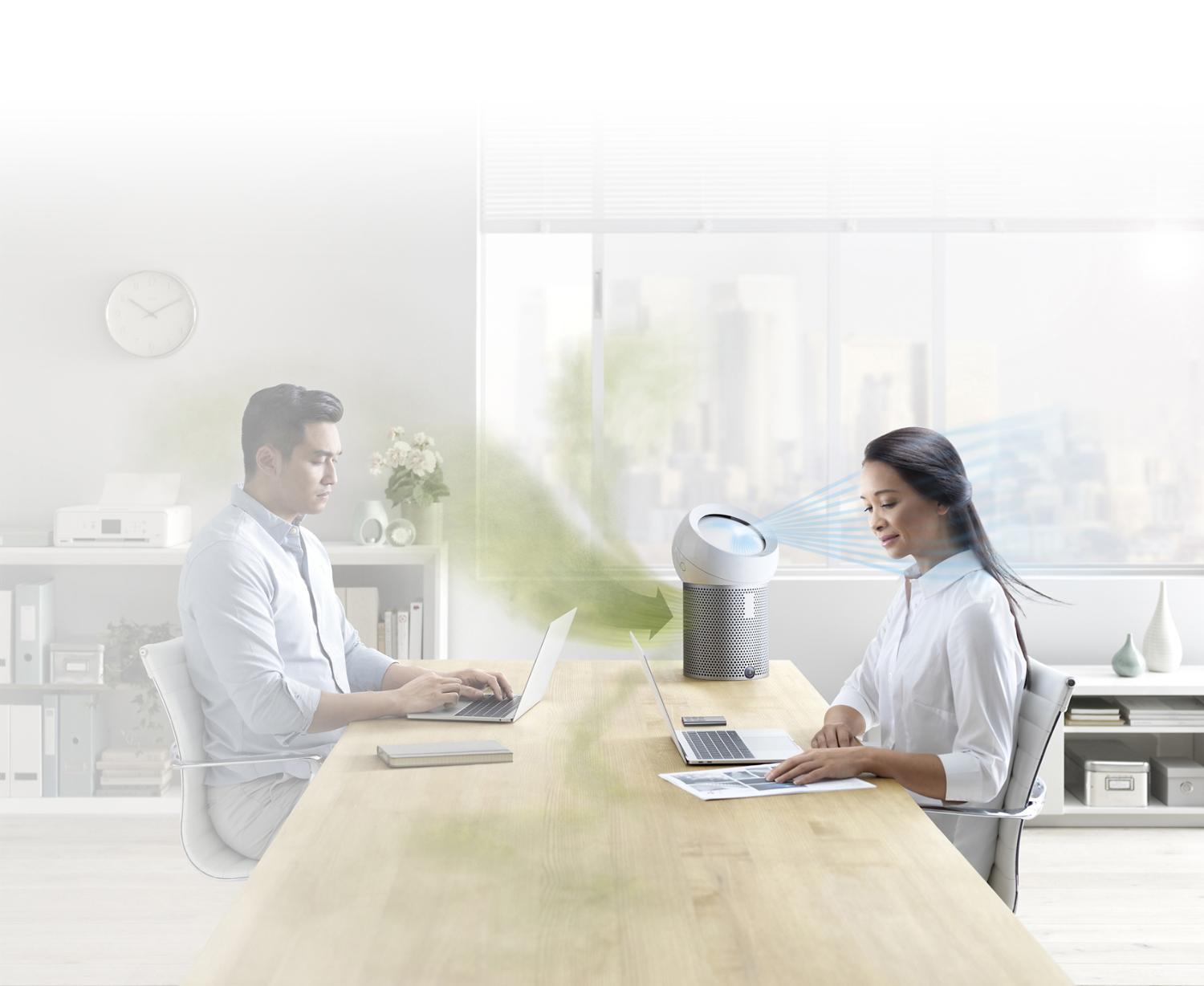 Un employé de bureau utilise le ventilateur purificateur personnel Dyson Pure Cool Me