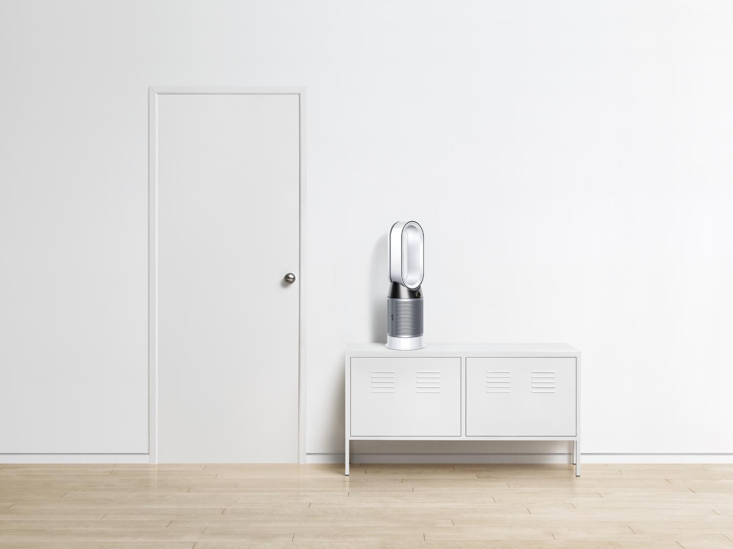 Demonstration of Dyson Pure Hot+Cool purifier in action indoors