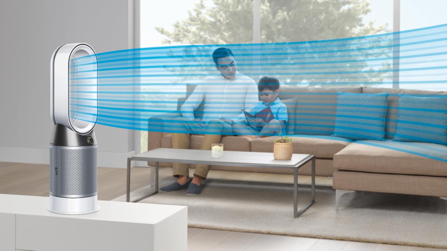 Dyson luchtreiniger/verwarmingsventilator die koude lucht richt op vader en zoon