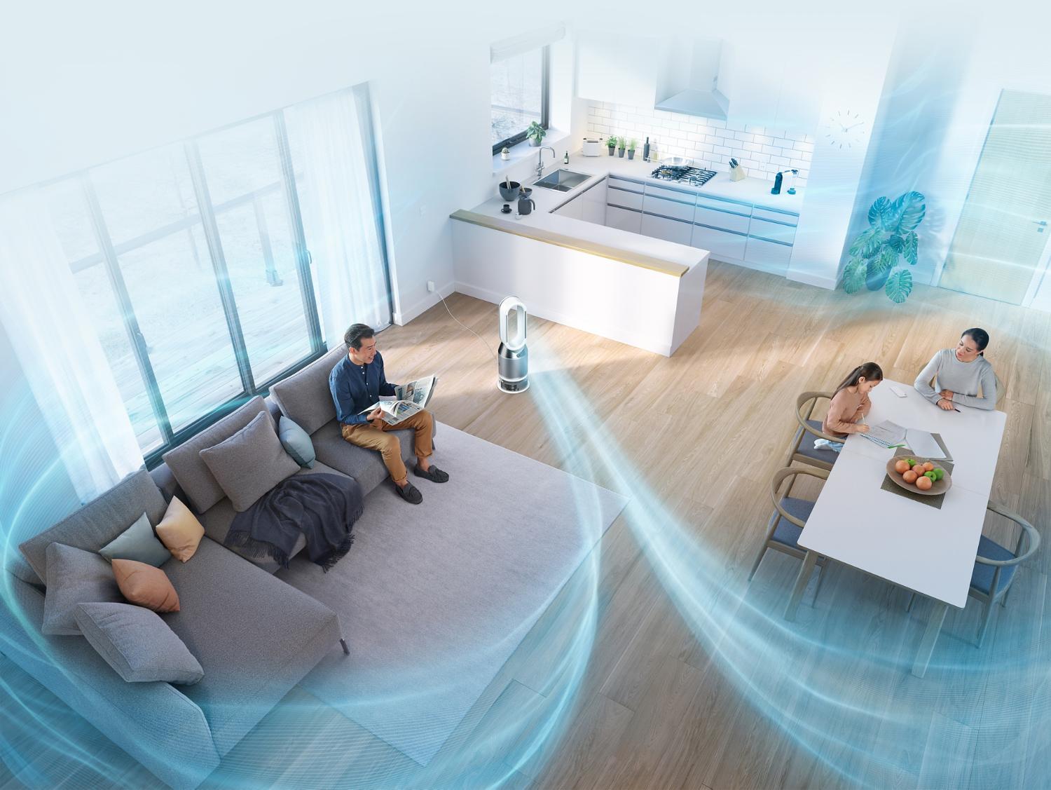 Een Dyson luchtwasser die lucht verspreidt door de hele kamer terwijl een gezin ontspant