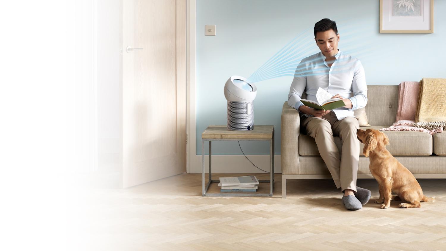 Dyson Pure Cool Me™ die man in woonkamer verkoelt