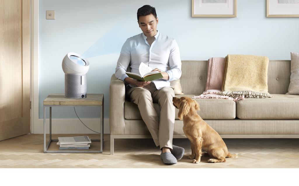 Ventilateur personnel Dyson Pure Cool Me™ dans un salon