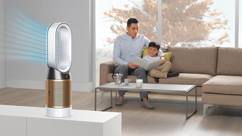 A family relax as airflow diverts through the back of the fan in Diffused mode.
