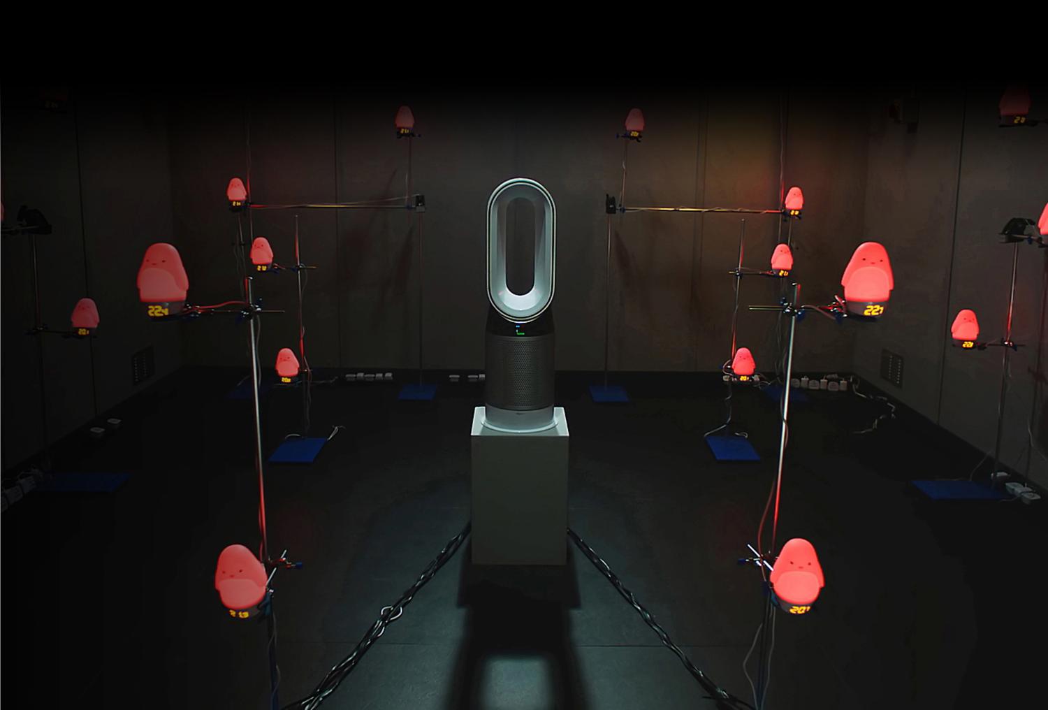 Dyson Pure Hot+Cool in een Dyson-lab, omringd door rode warmtegevoelige lampen