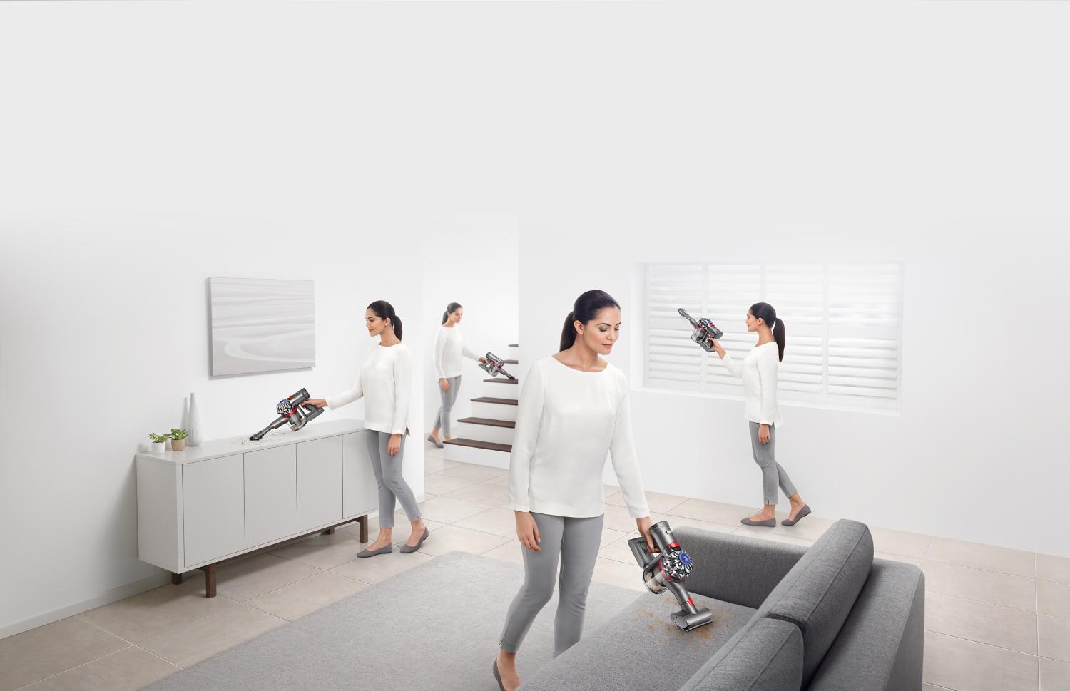 Vrouw die een Dyson V7 stofzuiger gebruikt in drie verschillende situaties in en rond het huis