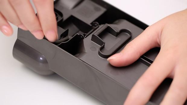 Przybliżenie na osobę montującą ścienną stację dokującą