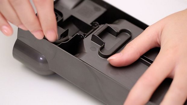 Przybliżenie na osobę montującą ścienną stację dokującą