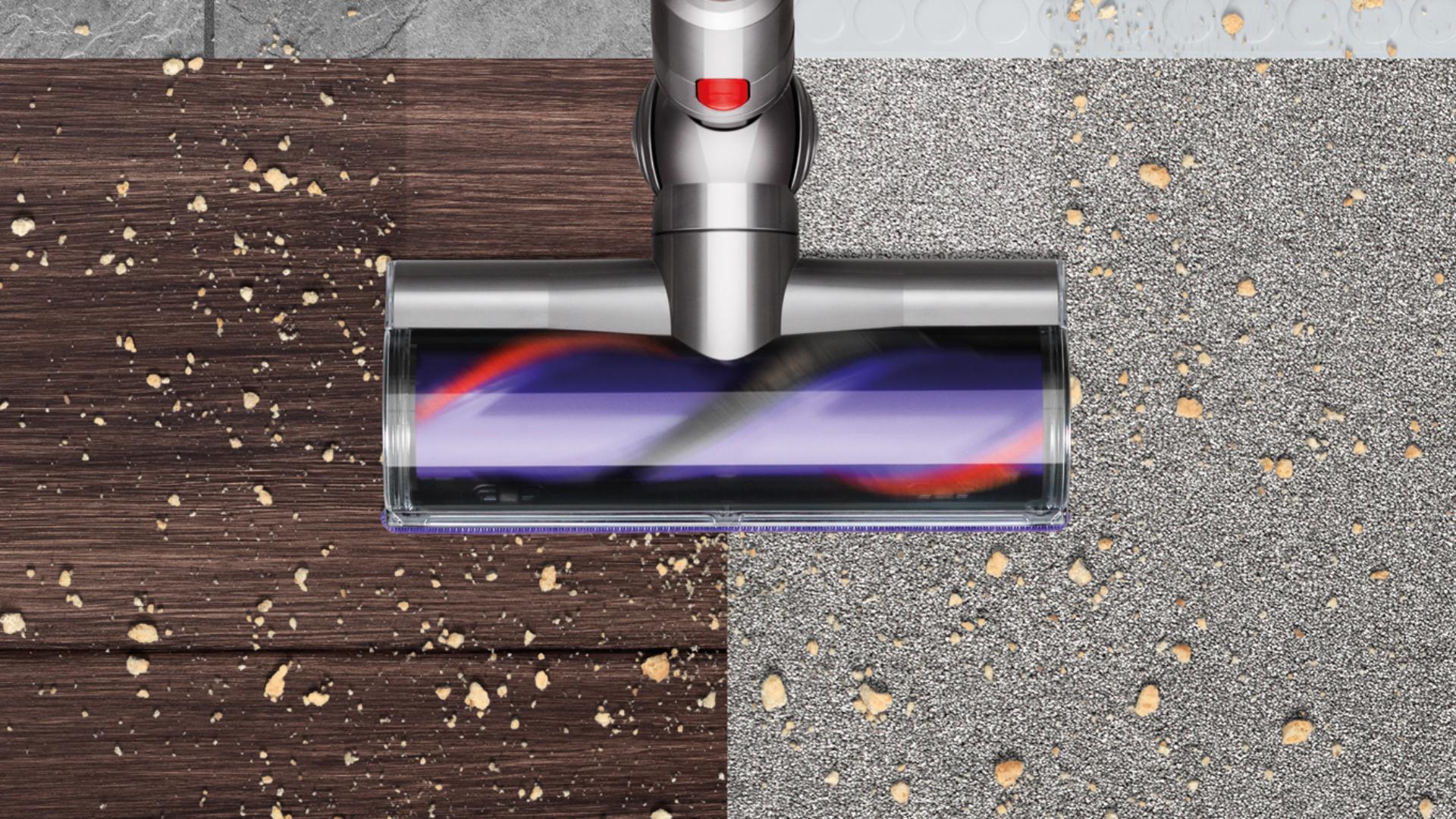 Dyson Cyclone V10 tolmuimeja aktiivne pöördpuhastuspea koristab prahi erinevatelt pindadelt.