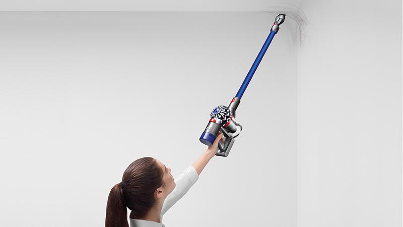 Dyson V7 HEPA cordless vacuum cleaner cleaning crevice