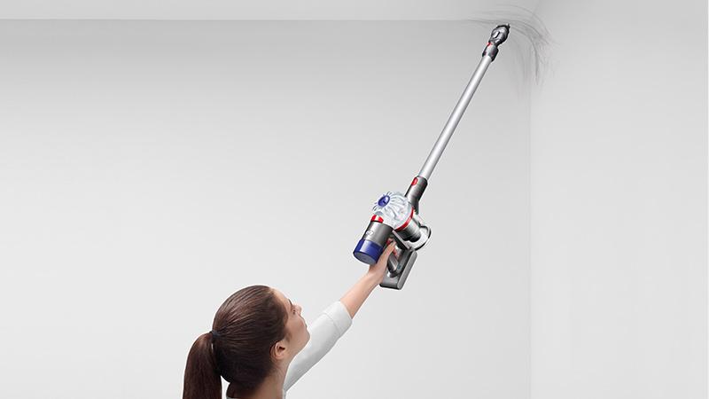 Dyson V7 HEPA cordless vacuum cleaner cleaning crevice