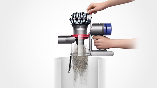 Dyson V8 ขณะเทฝุ่นลงในถังขยะอย่างง่ายดาย