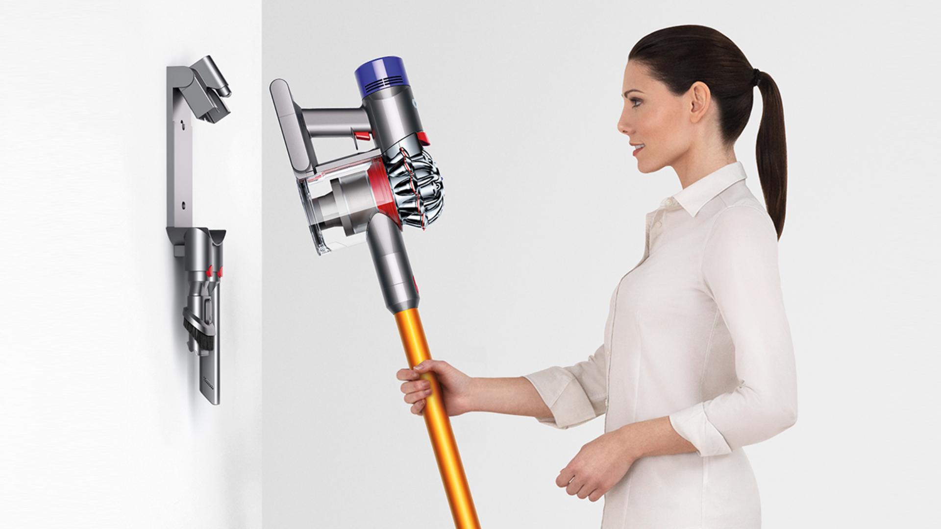 Người phụ nữ đang đặt máy Dyson V8 không dây vào trạm sạc một cách dễ dàng