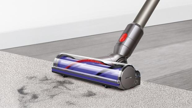 Dyson V10 putekļsūcēja aktīvā griezes momenta tīrīšanas galva savāc gružus no dažādām virsmām.