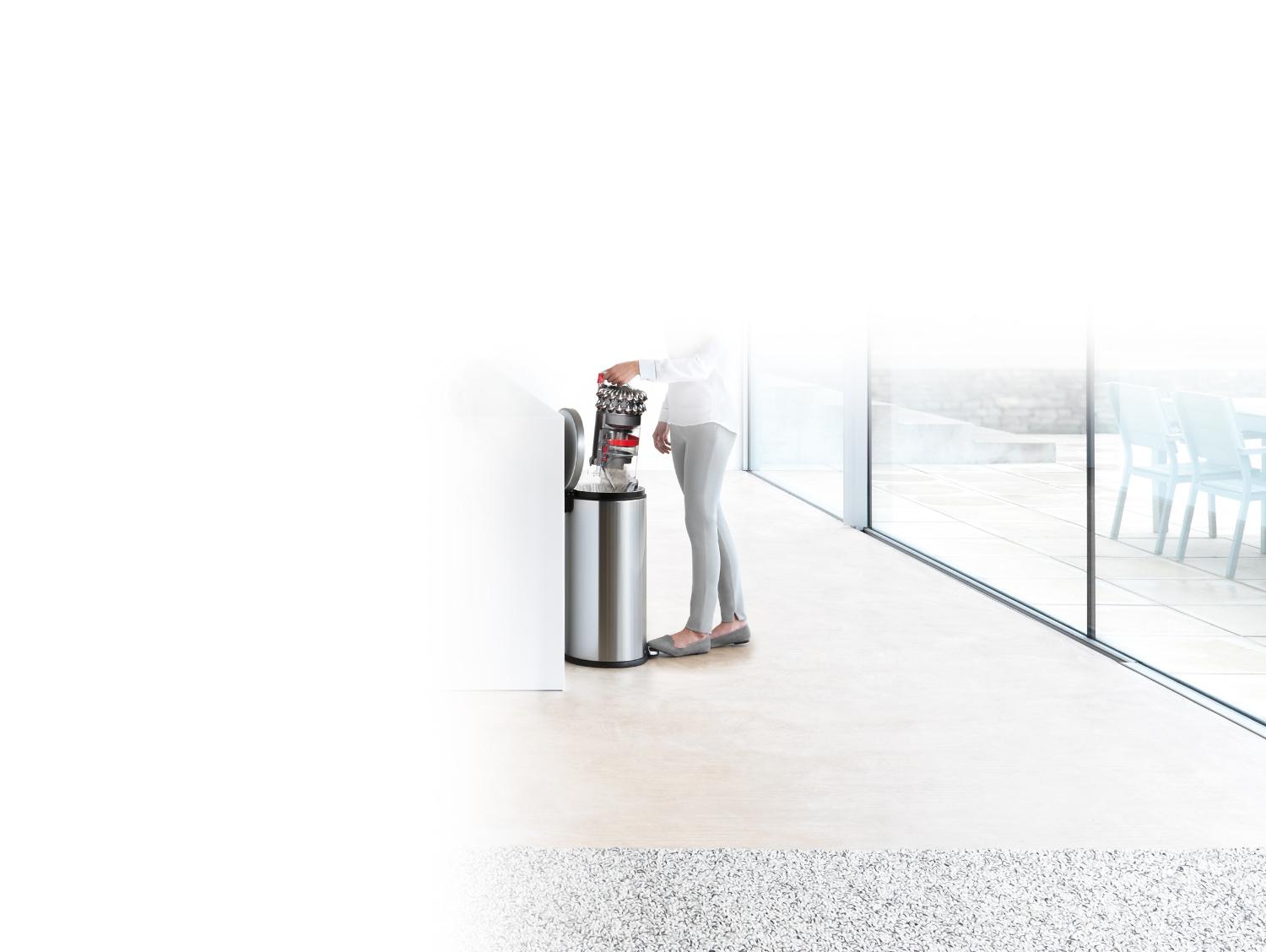 Ein Dyson Cinetic Big Ball™ wird in einen Mülleimer entleert.