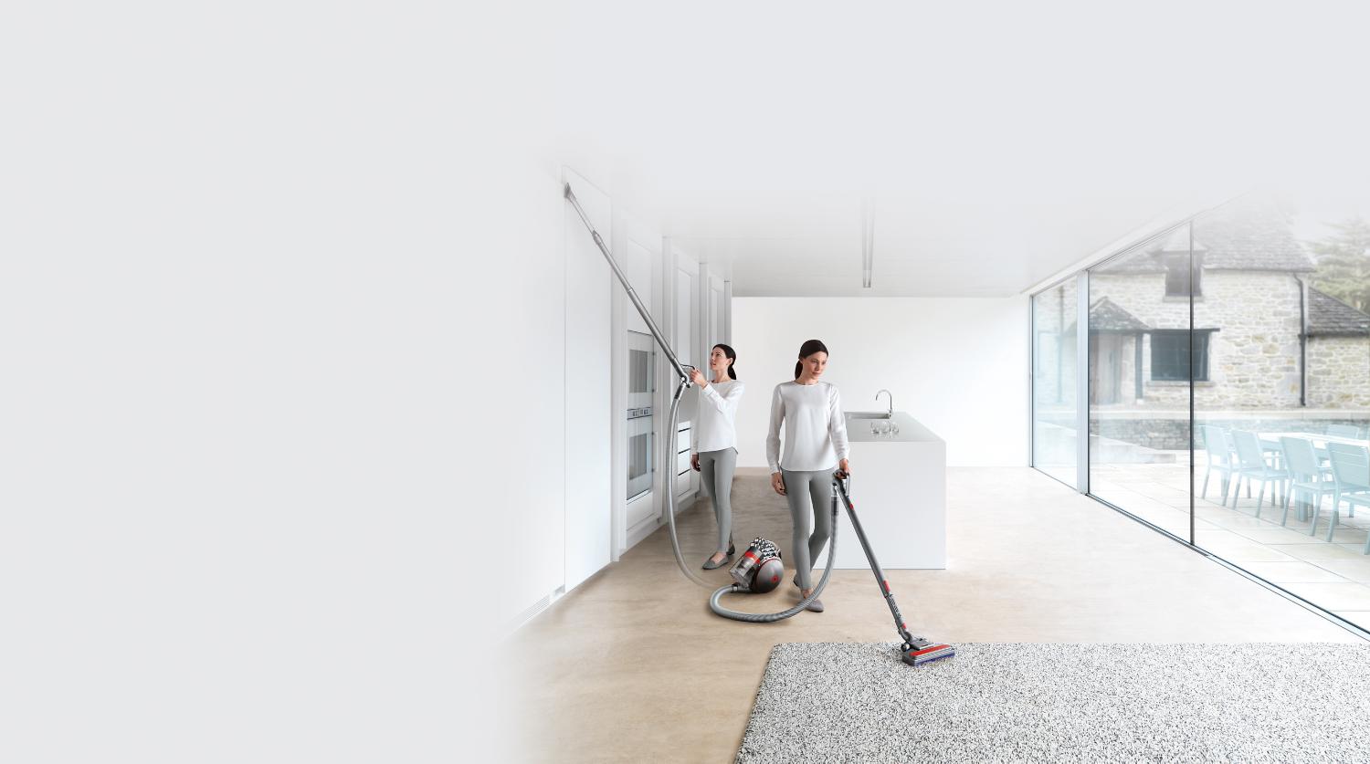 Eine Frau verwendet den Dyson Cinetic Big Ball™ Staubsauger, um den Boden und die Decke mit Leichtigkeit zu reinigen.