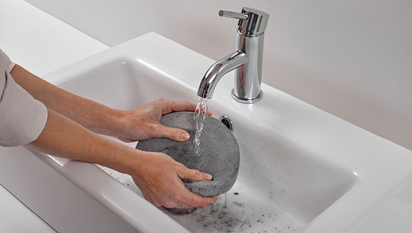 Model washing filter in sink Model washing filter in sink