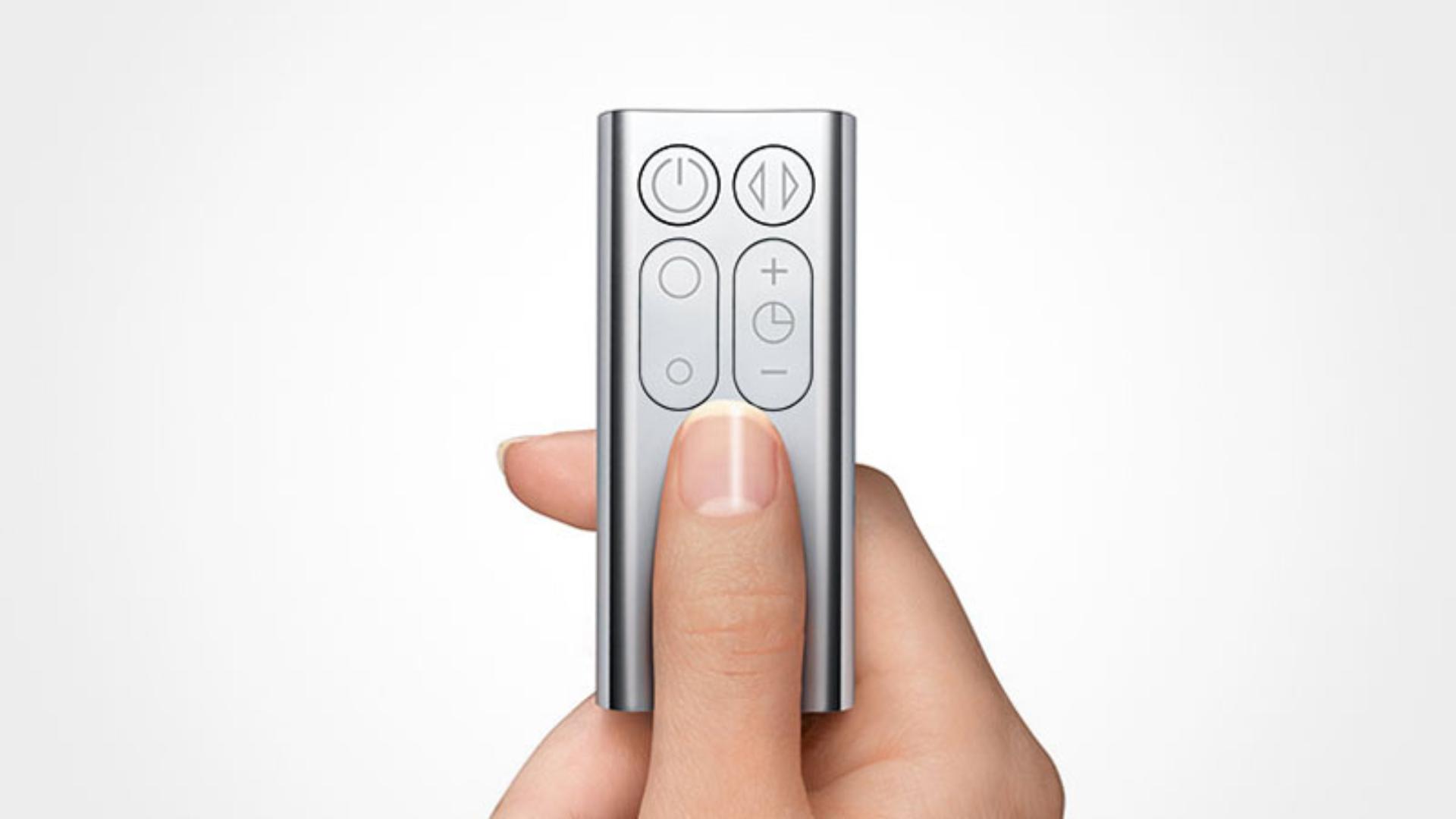 ręka trzymająca pilot do obsługi urządzenia