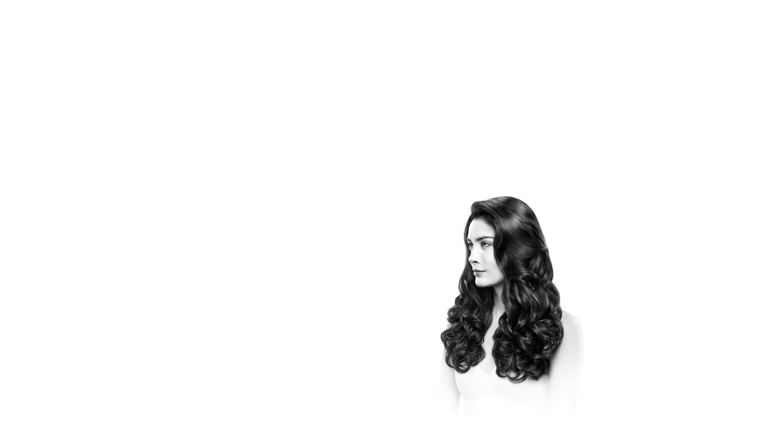 Model with voluminous waves and curls