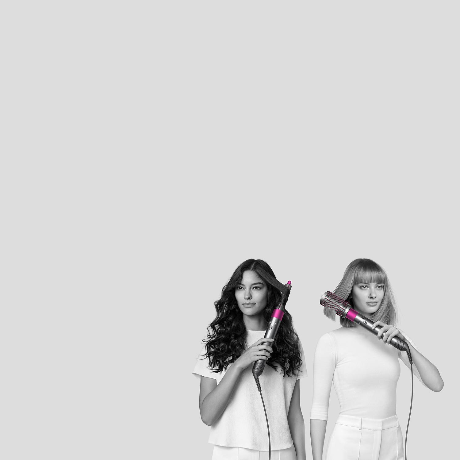 Deux mannequins se bouclant et lissant les cheveux avec le séchoir coiffant Dyson Airwrap