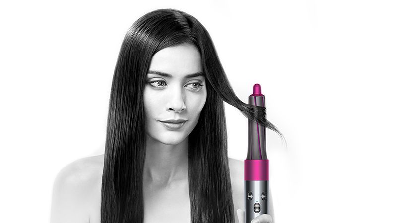 Model with straight hair using The Dyson Airwrap™ Model with straight hair using The Dyson Airwrap™
