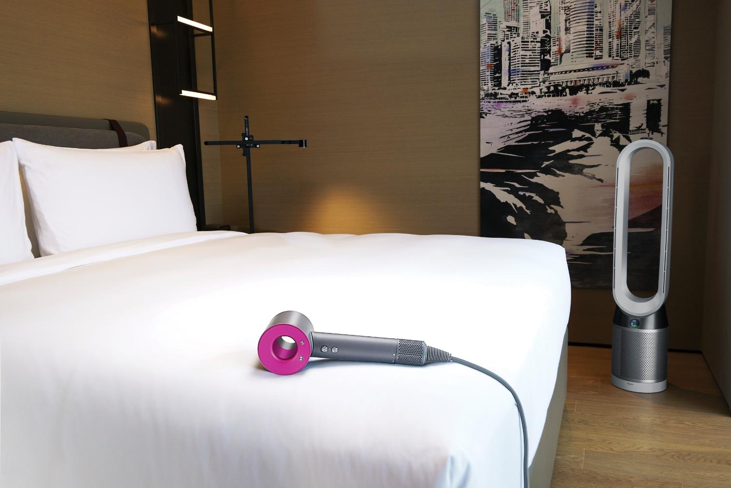 Dyson Supersonic sur un lit d’hôtel