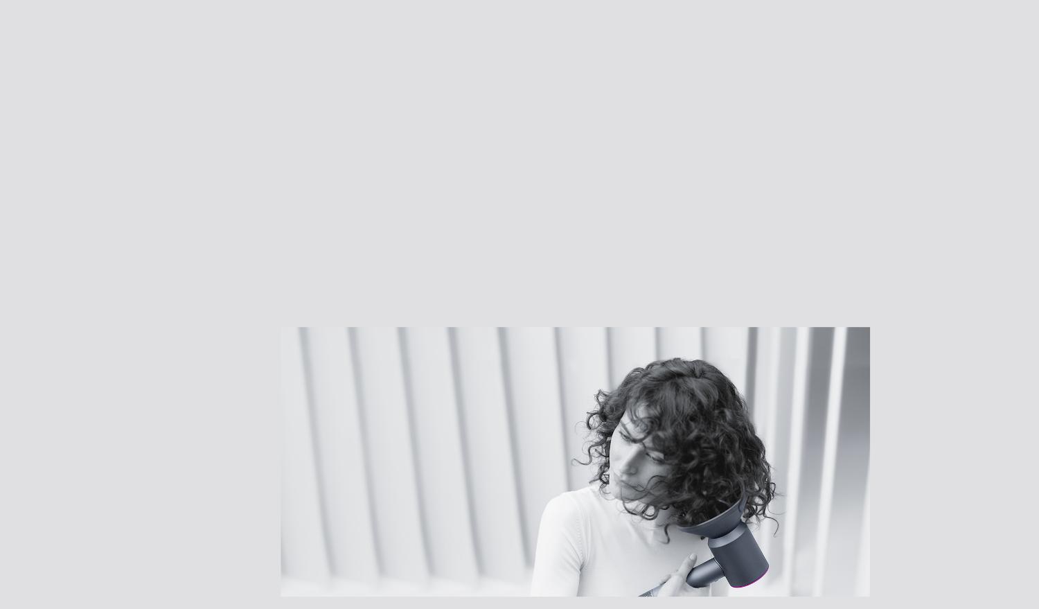Mannequin avec le sèche-cheveux Dyson Supersonic🅪