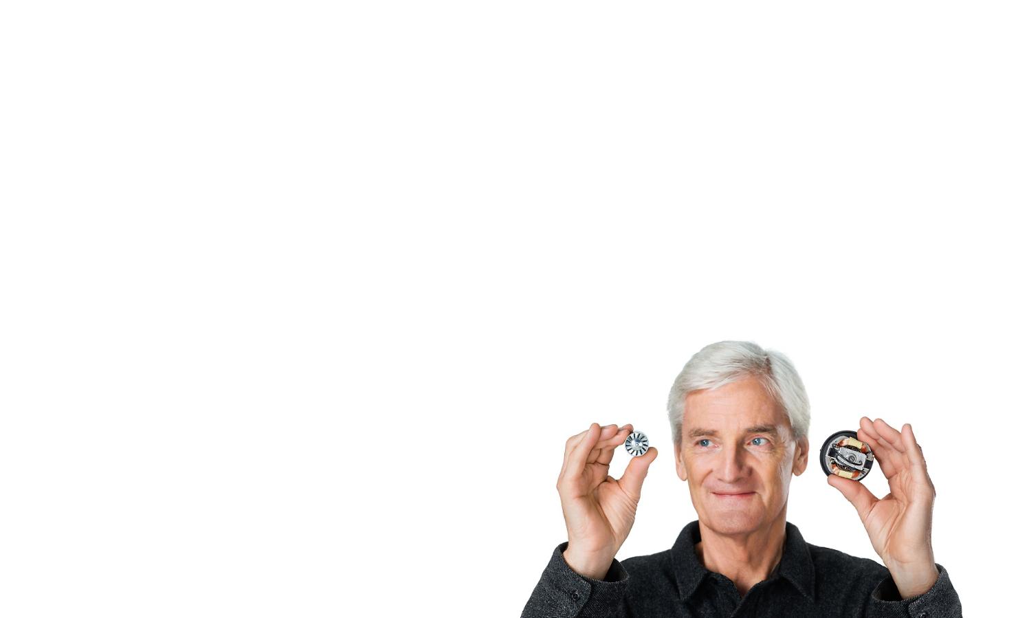 James Dyson tenant des composants du sèche-cheveux Dyson Supersonic🅪