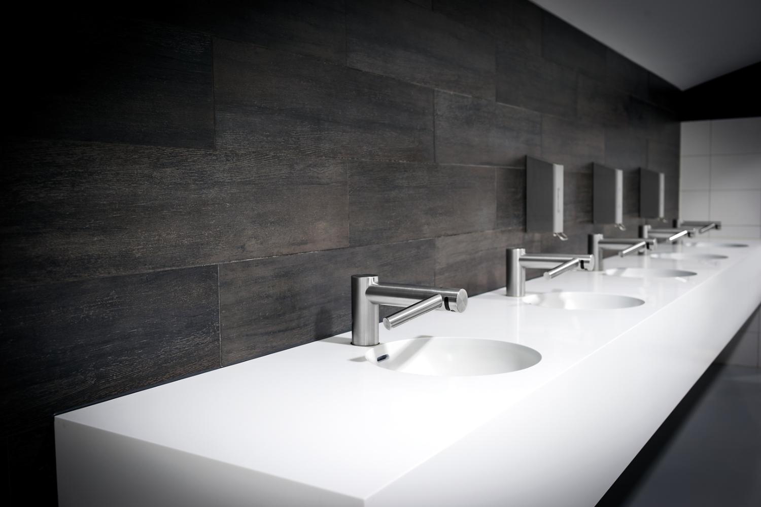 Dyson Airblade Wash+Dry Händetrockner in einem öffentlichen Waschraum