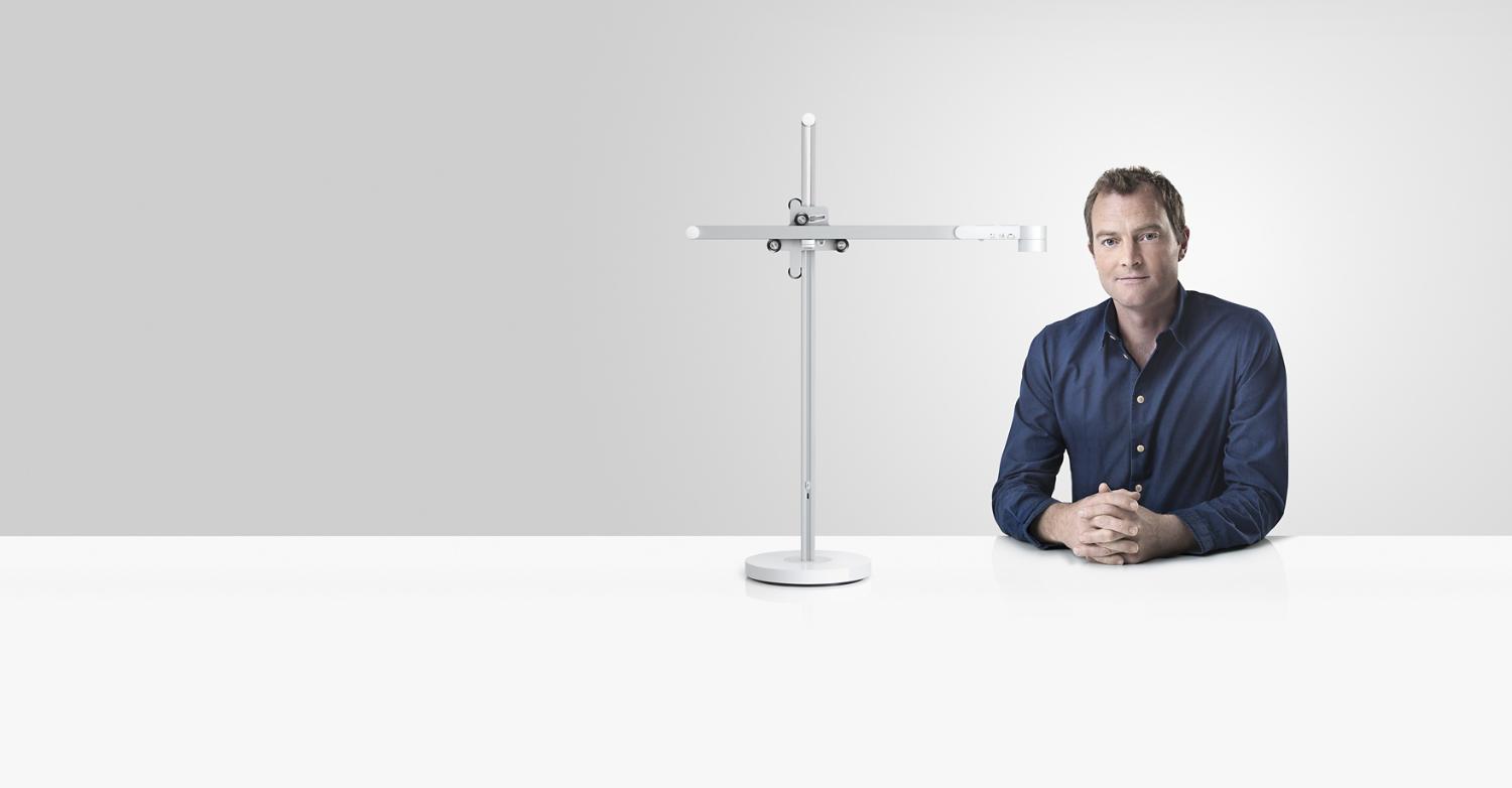 Jake Dyson à côté d'une lampe à éclairage directionnel Lightcycle™