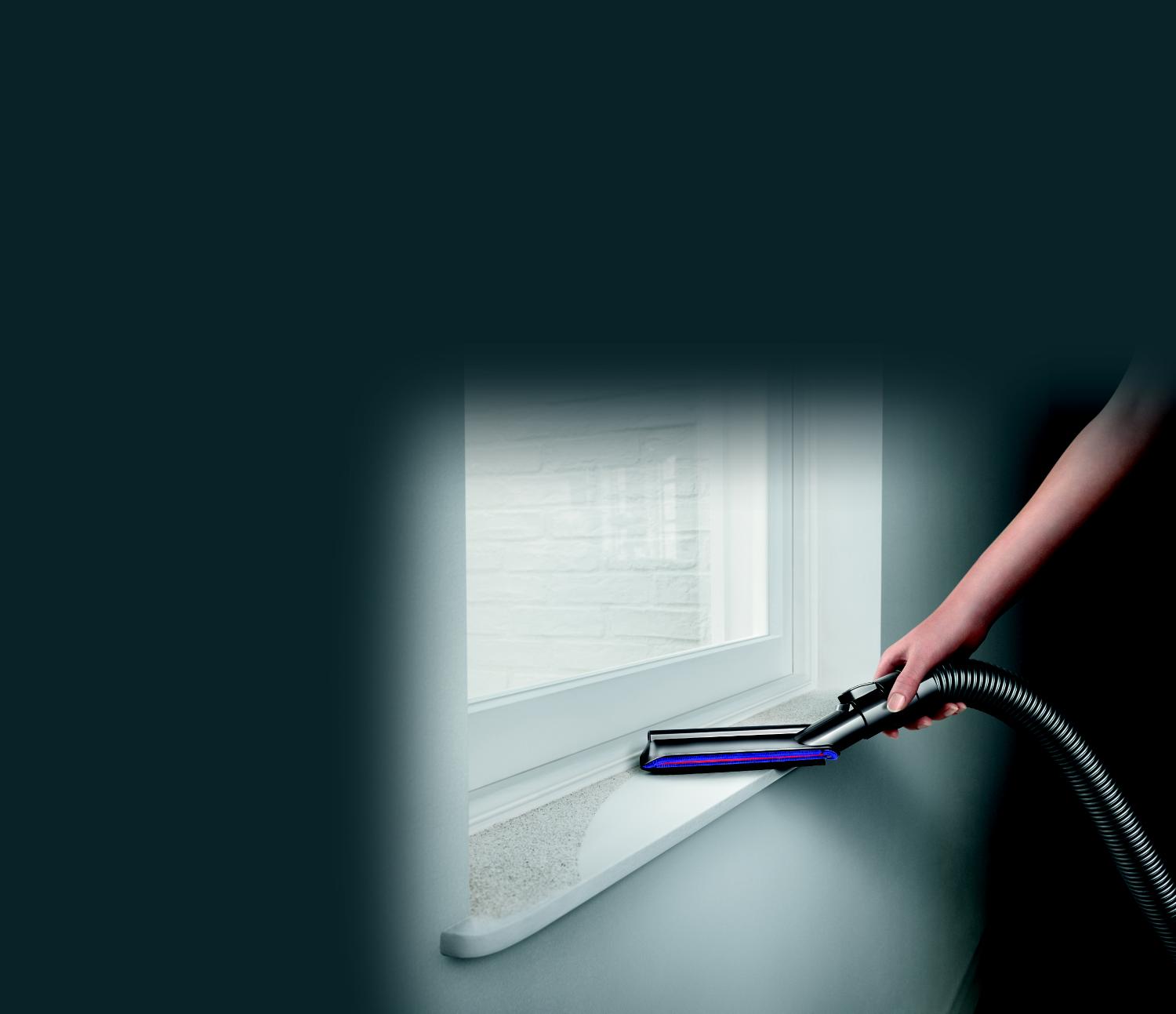 Quick-release carbon fibre soft dusting brush in use